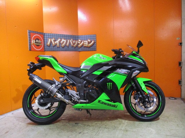 横から見てもこの通り状態グッド！！やはりＮＩＮＪＡに乗るなら社外マフラーですよね！他店追従不可能価格